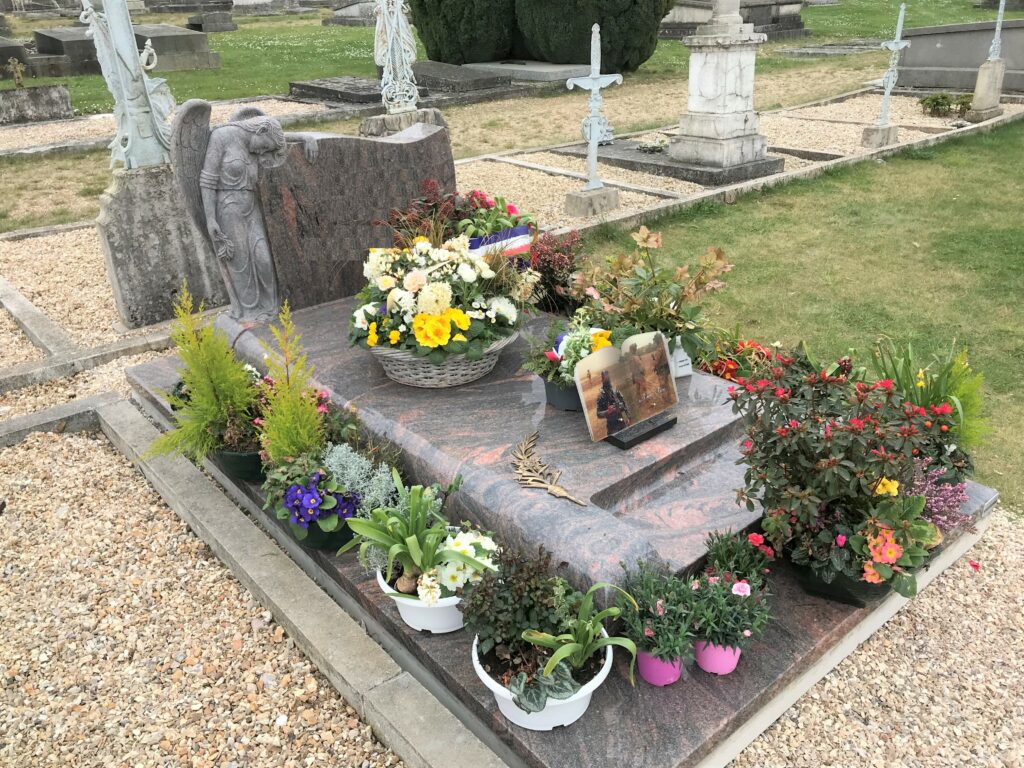 pots fleurs dessus cimetiere