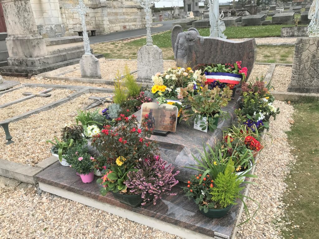 dessus de cimetiere plaque fleurs