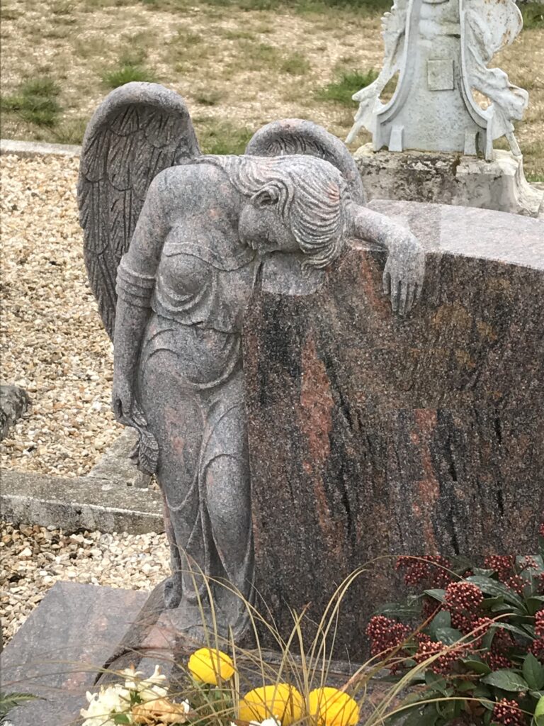cimetiere statue santa