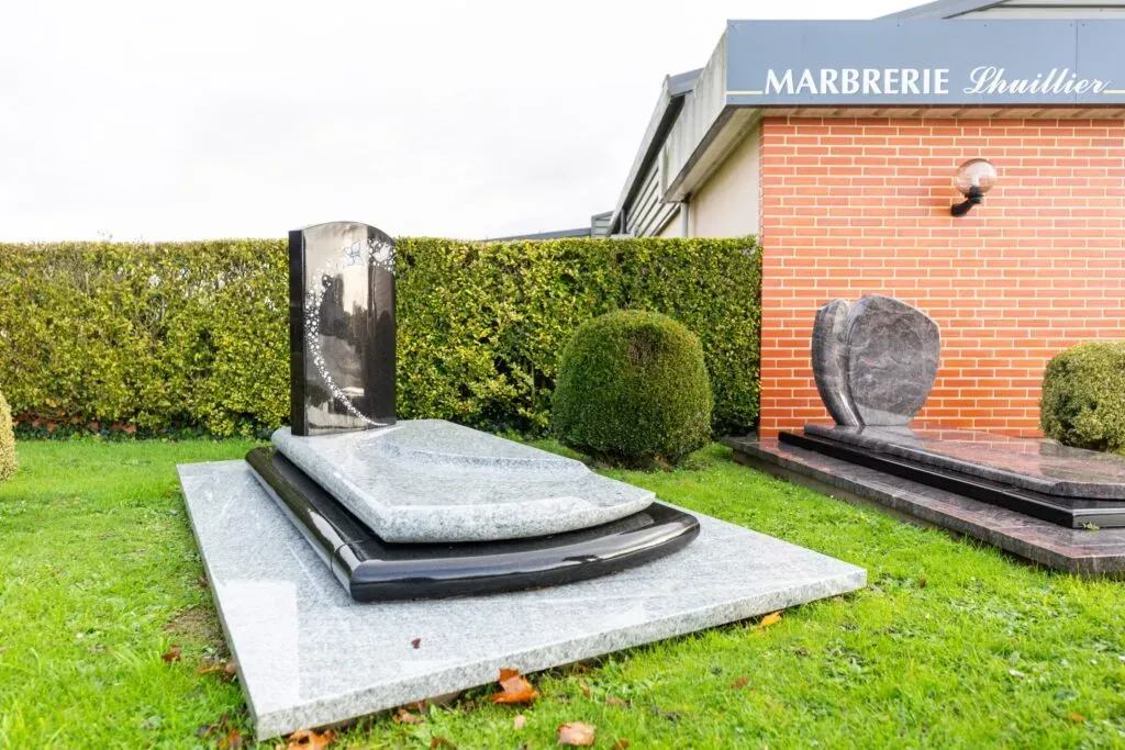 Exposition extérieure de monuments funéraires et stèles en granit près de l'agence.