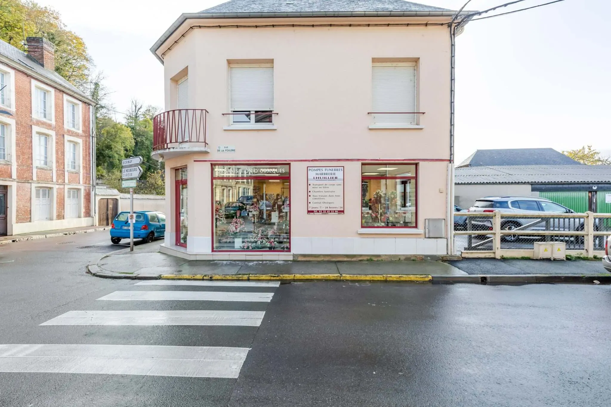 Façade de l'agence funéraire Pompes Funèbres Lhuillier à Beaumont-le-Roger.